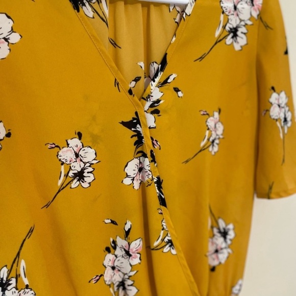Yellow floral print Flutter Sleeve Cropped Blouse - Picture 3 of 4